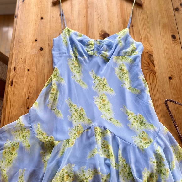 Gorgeous feminine fairylike mini dress from urbain outfitters - Picture 2 of 2